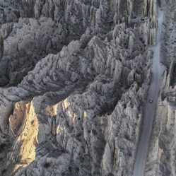 Formações rochosas erguidas em diagonal