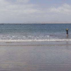 Serena feliz de chegar na praia
