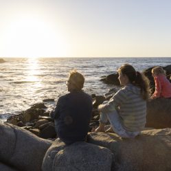 Para assistir o pôr-do-sol no mar