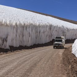 Paredão branco na beira da estrada