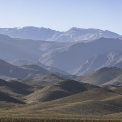 Acompanhando a imponente cordilheira