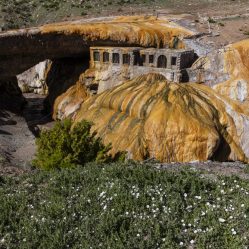 Acúmulo de minerais sobre a neve e o gelo e os efeitos da erosão