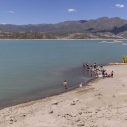 Azul-turquesa da represa de Potrerillos