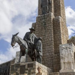 Monumento de pedra Retorno a la Patria