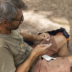 Roy esculpindo uma colher