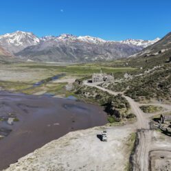 E do hotel em ruínas