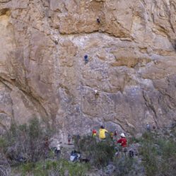 Várias rotas de escalada