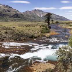 Rochas avermelhadas e amareladas