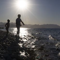 Atirando pedras no lago