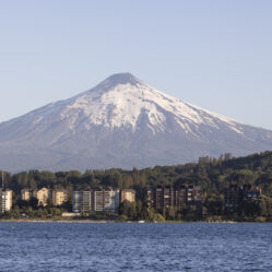 Vulcão Villarrica a partir da cidade Villarrica