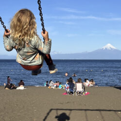Balança de frente para um vulcão