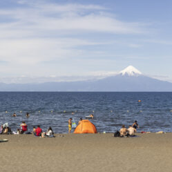 Praias de frente para o vulcão Osorno