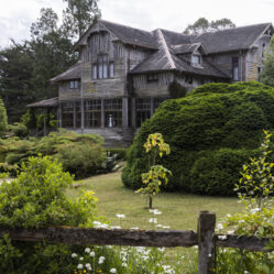 Com casarões de madeira