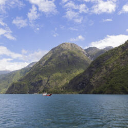 O lago é de um azul quase exagerado, cercado por montanhas...