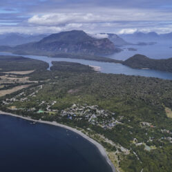 Vista fiorde, rio Palena e mar ao fundo